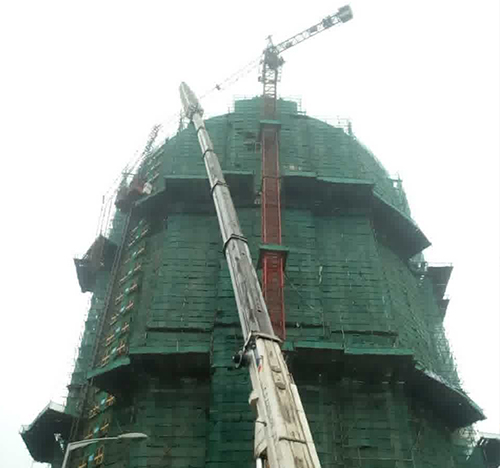 禅城吊车在工地上作业
